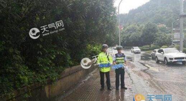 受暴雨天气影响 贵阳多条道路积水严重无法通行
