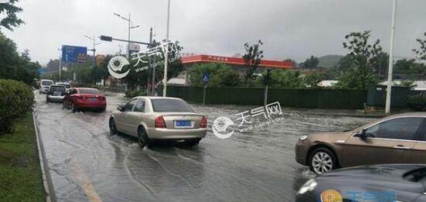 受暴雨天气影响 贵阳多条道路积水严重无法通行