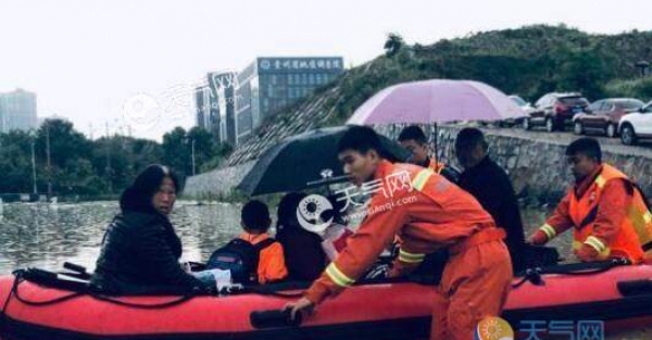 暴雨致贵州多路段严重积水 贵阳消防出动救援55起