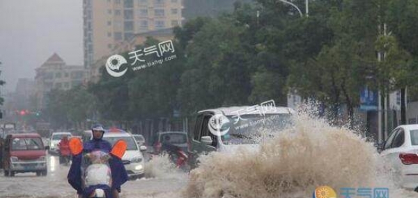 暴雨致贵州多路段严重积水 贵阳消防出动救援55起