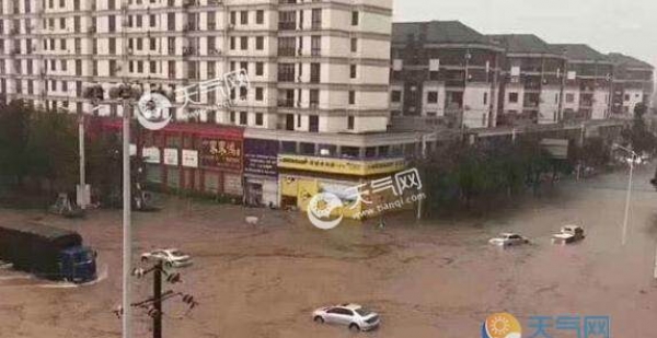 广西暴雨多处发生内涝 漓江水位上涨内河漫堤