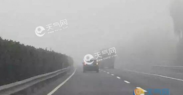 江苏盐城遭大雾袭击 境内多条高速入口关闭