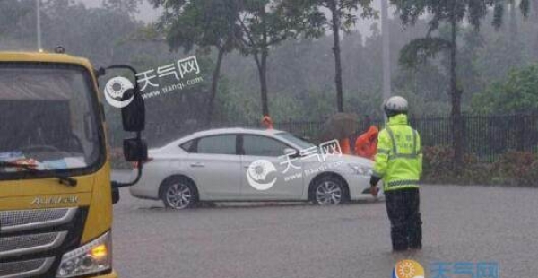 今天珠海暴雨预警升级为红色 学校停课多条公交线路停运