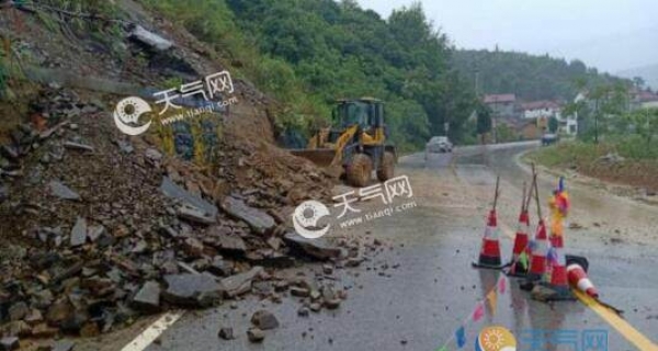 安庆池州遭暴雨袭击 两市多条公路出现塌方积水
