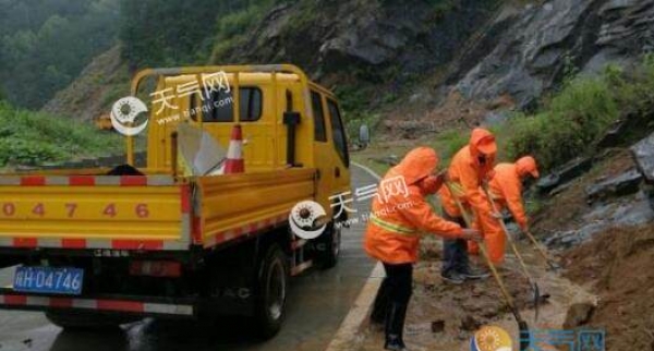 安庆池州遭暴雨袭击 两市多条公路出现塌方积水