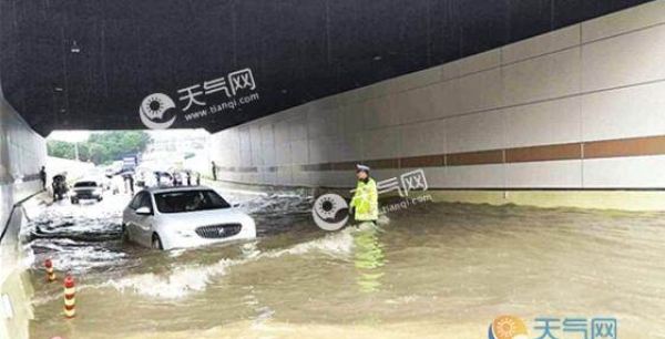 南宁持续暴雨多路段积水严重 车辆抛锚民警现场疏导