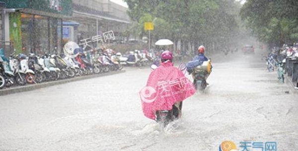 南宁持续暴雨多路段积水严重 车辆抛锚民警现场疏导