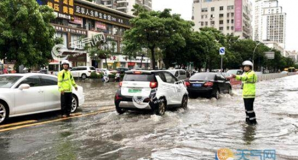 受暴雨天气影响 来宾多地路段出现积水泥石流