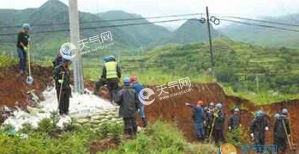 福安山体滑坡一电杆倒杆断线 供电公司12小时抢修