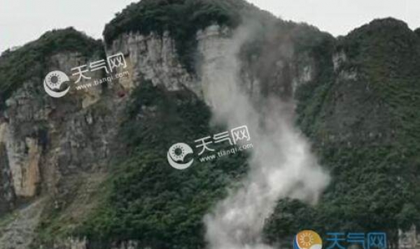 贵州金沙一村落山体崩塌 大量沙石滚落场面惊人