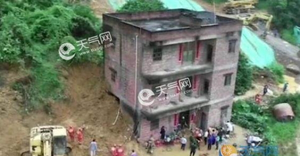 广东阳春一村庄村发生山体滑坡 8人逃生6人死亡