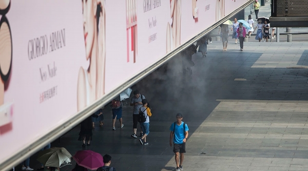 炎炎夏日 北京西单广场“喷雾降温”添凉意-图2