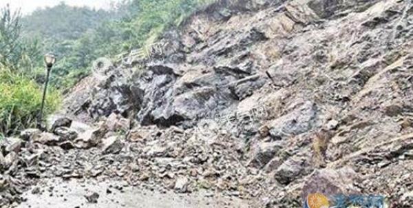 受暴雨影响 浙江乐清山区多处路段山体塌方