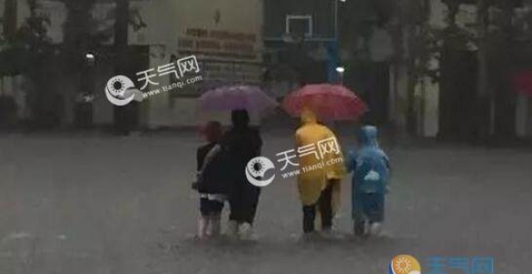 山东新一轮强降雨来袭 局地气温跌至30℃以下