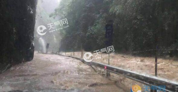 受暴雨天气影响 广西河池多条路段发生塌方