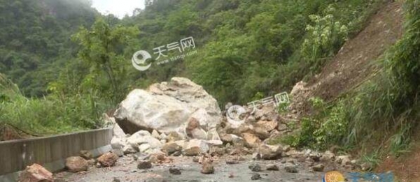 受暴雨天气影响 广西河池多条路段发生塌方
