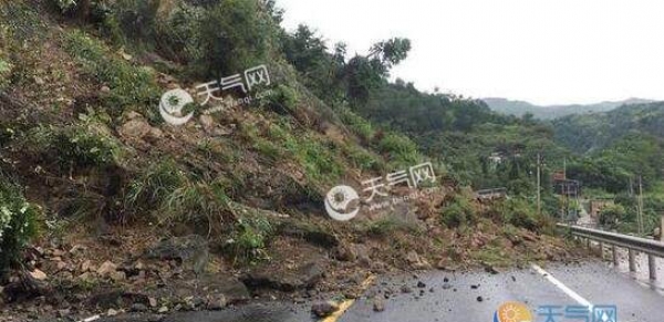 临海一路段发生因暴雨塌方 目前已进行道路封闭