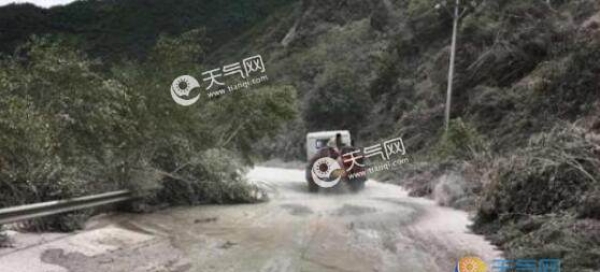 四川甘孜州一路段大面积垮塌 目前已临时交通管制