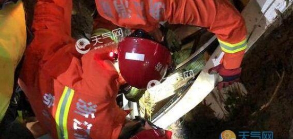 山体滑坡冲垮乐清一厂房 1人被困消防紧急救援