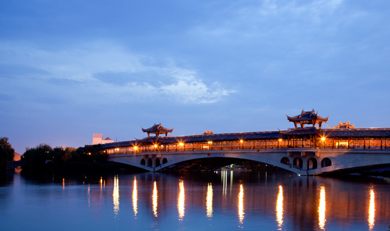 天气旅游 绍兴护城河夜游 廊桥是绍兴乃至浙江省有名的一座廊桥,历史