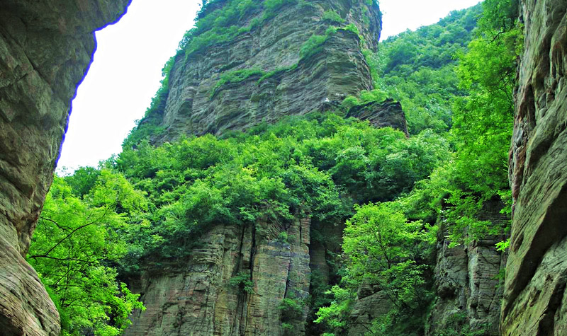 龙潭大峡谷六大自然谜团:水往高处流,佛光罗汉崖,巨人指纹,石上天书