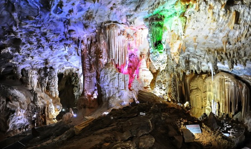 天气旅游 长寿水晶宫  巴马赐福湖已经形成旅游景区,景区内青山常绿