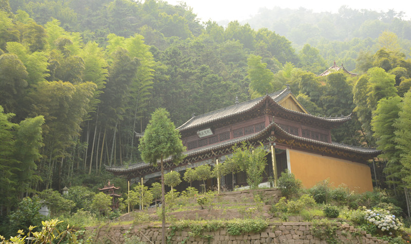 它屹立于安庆城北,离市区十五公里,为城廓之天然画屏.