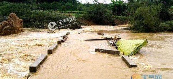 暴雨致漓江水位上涨 桂林市内船舶排筏全线封航