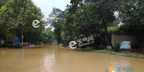 暴雨致漓江水位上涨 桂林市内船舶排筏全线封航