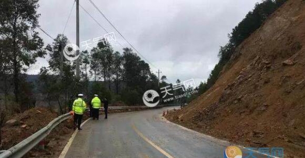 云南贡山县暴雨易发生滑坡 独龙江路段已交通管制