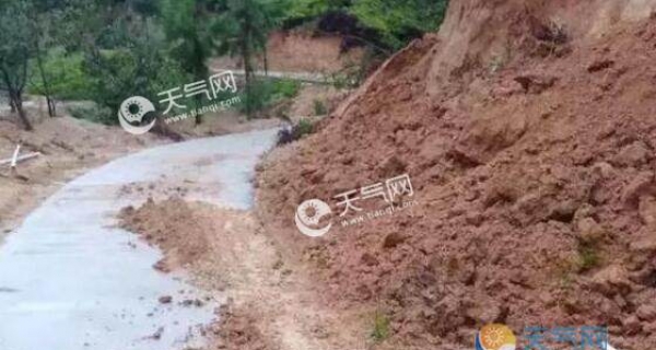 云南贡山县暴雨易发生滑坡 独龙江路段已交通管制