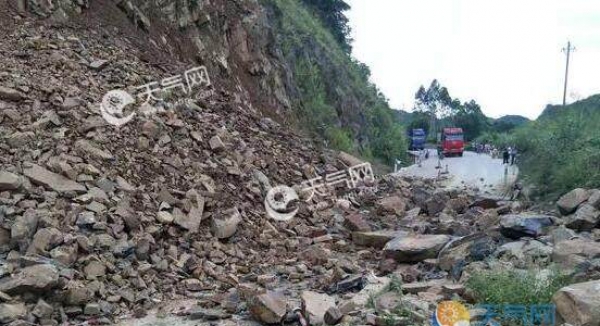 广西大化县多处路段出现塌方 4个多小时抢修已恢复通行