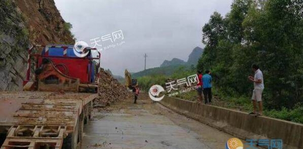 广西大化县多处路段出现塌方 4个多小时抢修已恢复通行