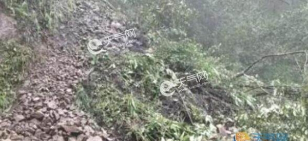 受暴雨影响 云南独龙江公路发生塌方交通中断
