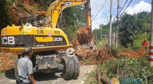 浙江安吉一路段山体滑坡 4个小时抢险道路已抢通