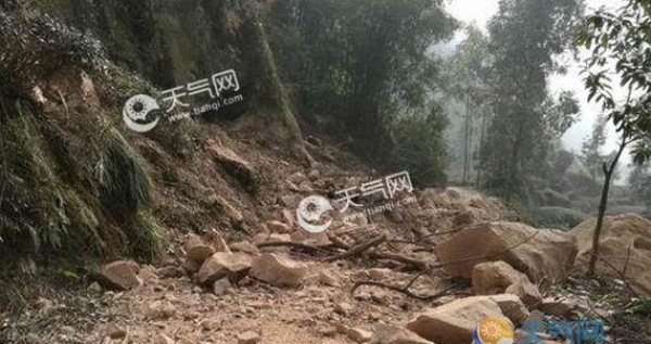 浙江安吉一路段山体滑坡 4个小时抢险道路已抢通