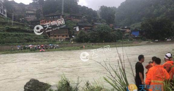 贵州暴雨引发滑坡500余旅客被困 6小时奋战消防成功解救