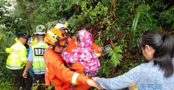 贵州暴雨引发滑坡500余旅客被困 6小时奋战消防成功解救