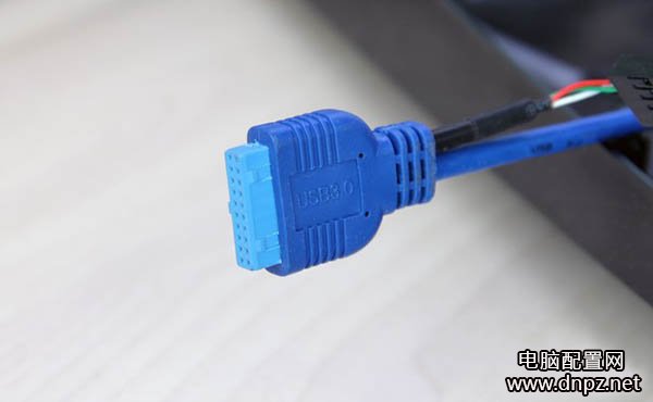组装电脑教程:怎么接机箱主板跳线