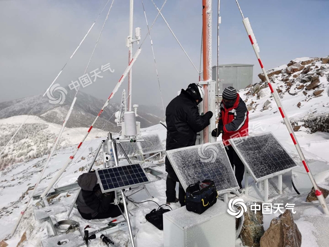 冬奥气象人眼球赛区冰雪寒风中维修自动气象站记