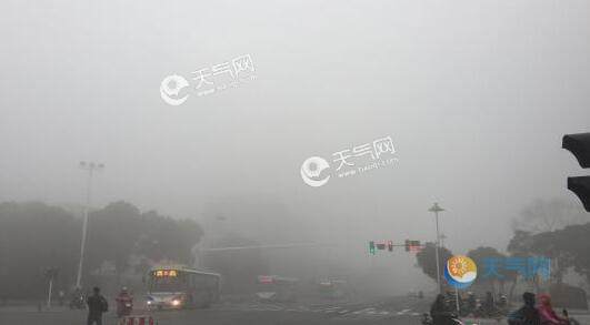 受浓雾霾天气 今晨江苏多条路段实施交通管制