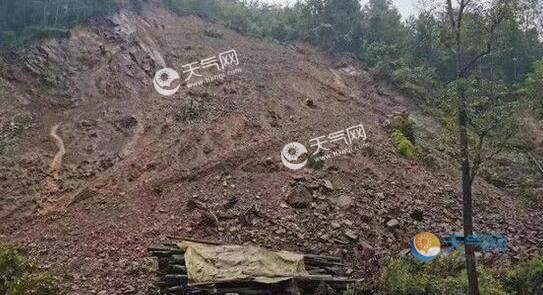 陕西强降雨3处道路山体滑坡 目前道路正在抢修中