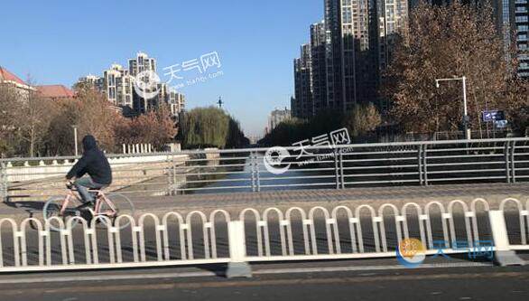 河北秋意渐浓气温跌至23℃ 局地伴有小雨天气