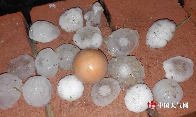 内蒙古赤峰出现雷电天气 冰雹大如鸡蛋(组图)