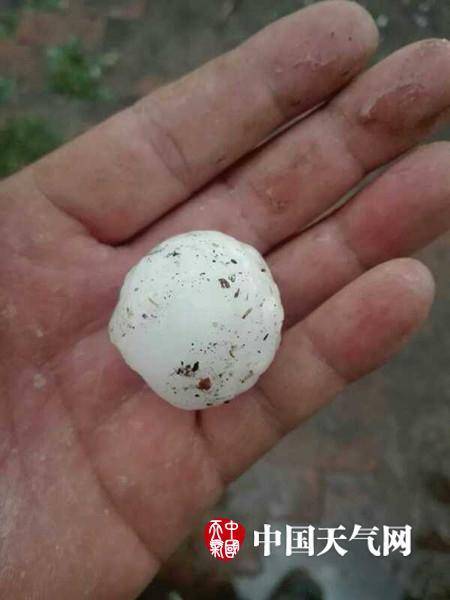 内蒙古赤峰出现雷电天气 冰雹大如鸡蛋(组图)