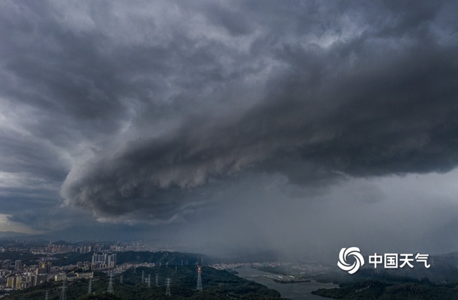 又一个！“海高斯”突然爆发巅峰登陆 为何最近台风总爱近海加强？