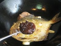 大蒜豆瓣酱辣味鲳鱼的做法步骤7