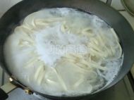 黄瓜丝蒜泥凉面的做法步骤1