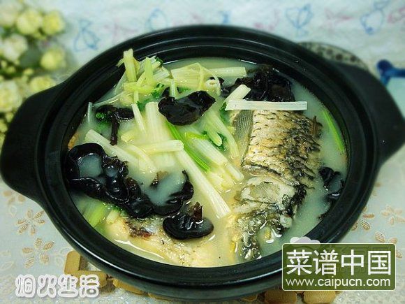 木耳香芹煲鲤鱼