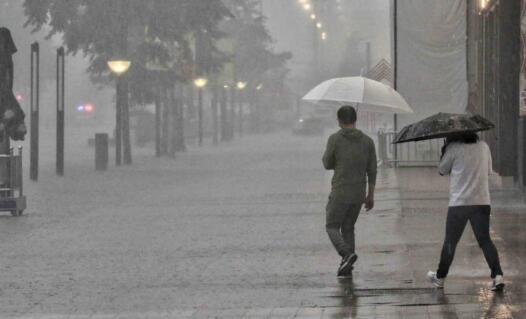 今天北京迎短暂降温不超30℃ 市区有雷阵雨外出记得携带雨具